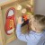 Panel instrukcyjny na tablicy MASTERKIDZ — przykład techniki sznurowania Montessori pokazany krok po kroku