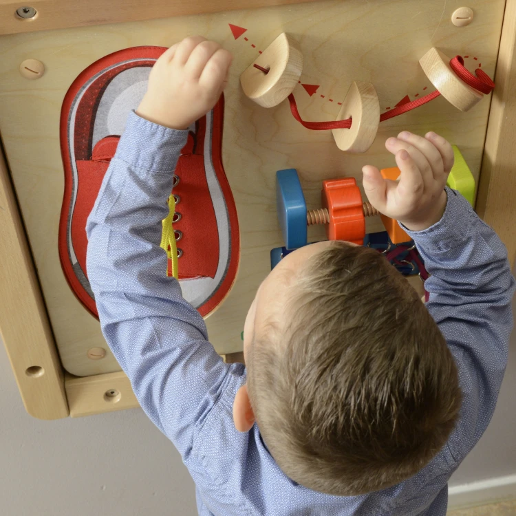 Detal sznurowania na tablicy MASTERKIDZ — oczka i sznurki zaprojektowane do nauki wiązania i motoryki ręki