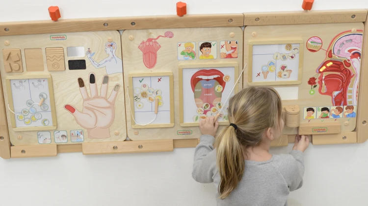 Zbliżenie na elementy zapachowe Tablicy Edukacyjnej MASTERKIDZ — pojemniczki i piktogramy woni