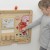 Akcesoria edukacyjne obok tablicy MASTERKIDZ — karty zapachowe i elementy do ćwiczeń sensorycznych