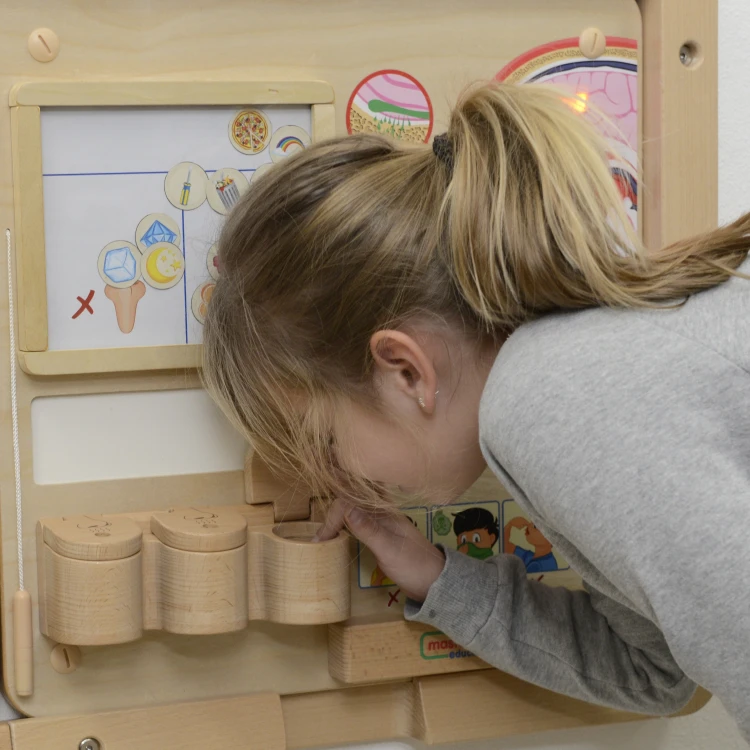 Widok tylnej strony Tablicy Edukacyjnej MASTERKIDZ — miejsce do zawieszenia i etykiety montażowe