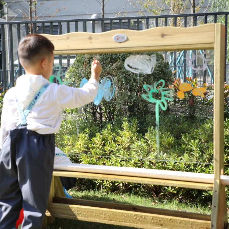 Półka i przestrzeń na akcesoria pod tablicą — praktyczne rozwiązanie widoczne w zestawie CLASSIC WORLD EDU 91