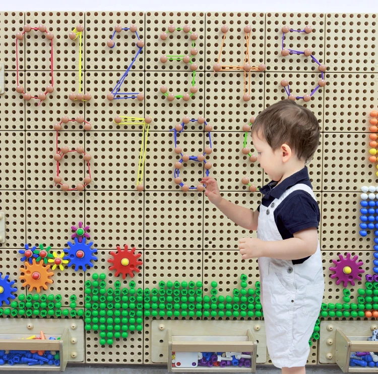 Detale tablicy: pokrętła, rurki i manipulacyjne elementy na drewnianej tablicy STEM MASTERKIDZ — zbliżenie funkcji