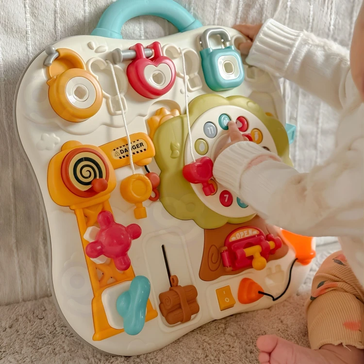 Maluch bawi się tablicą Montessori WOOPIE — ukazany moment zabawy z guziczkami, suwakami i kłódką