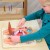 Figurka pieska na tablicy — kolorowy detal do nauki szczotkowania, fragment edukacyjnej MASTERKIDZ
