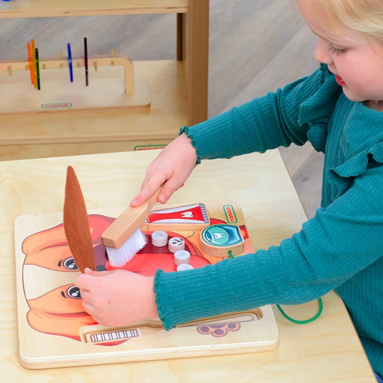 Figurka pieska na tablicy — kolorowy detal do nauki szczotkowania, fragment edukacyjnej MASTERKIDZ