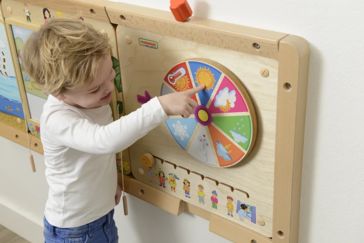 Boczny widok drewnianej ramy tablicy edukacyjnej MASTERKIDZ — widoczne mocowanie i tekstura drewna przy krawędzi.