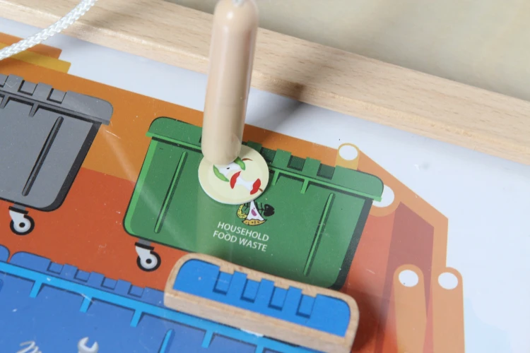 Perspektywa boczna tablicy edukacyjnej Segregacja Odpadów MASTERKIDZ — widoczne pola z oznaczeniami