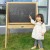 Tablica edukacyjna CLASSIC WORLD EDU w użyciu — przykład rysowania kredą i nauki przez zabawę na powierzchni