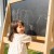 Zbliżenie narożnika ramy drewnianej tablicy edukacyjnej CLASSIC WORLD EDU — łączenia i gładkie krawędzie konstrukcji