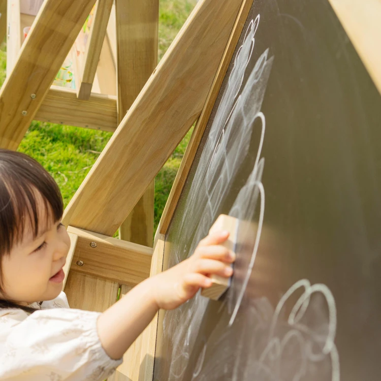 Kompozycja — drewniana tablica kredowa CLASSIC WORLD EDU z kredą na półce i czystą powierzchnią gotową do rysowania