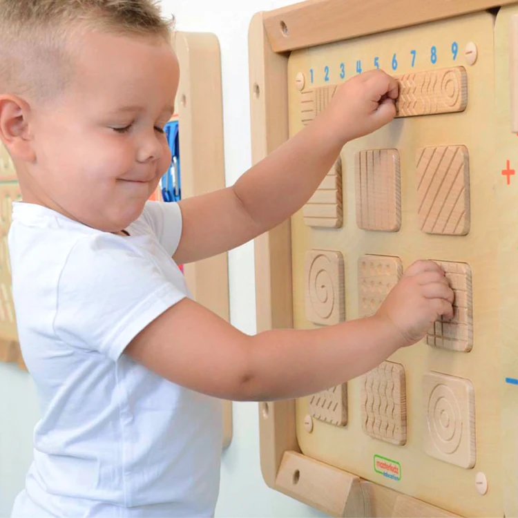 Zbliżenie na elementy tablicy MASTERKIDZ — różne faktury i struktury powierzchni do sensorycznej zabawy