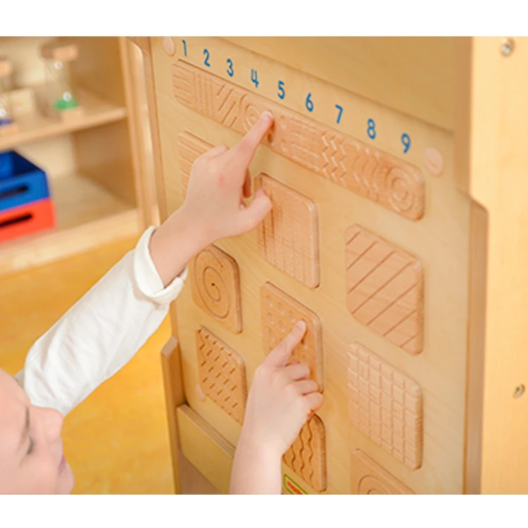 Tył tablicy MASTERKIDZ — mocowania i sposób montażu na ścianie, widoczne elementy konstrukcyjne