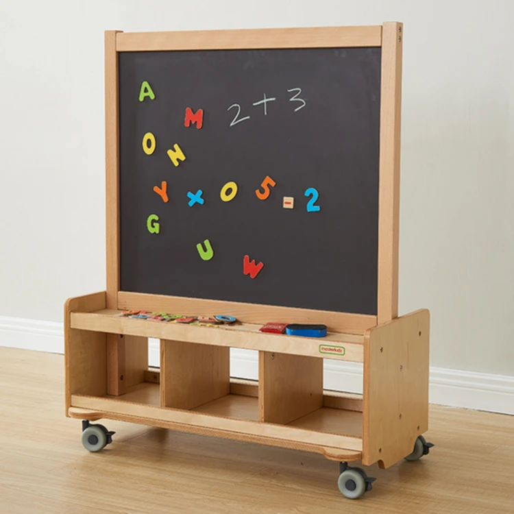 Magnetyczna strona tablicy MASTERKIDZ 55 — zbliżenie powierzchni i pole do przyczepiania notatek