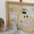 Zbliżenie na drewniane elementy Tablicy Edukacyjnej MASTERKIDZ — tekstury i ruchome pokrętła do ćwiczeń dotyku.