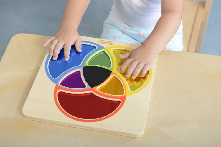 Zbliżenie lustra i kolorowych dysków na tablicy — mieszanie barw i elementy interaktywne MASTERKIDZ