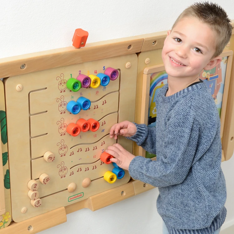 Widok na kolorowe cyferki gąsieniczek MASTERKIDZ — wyraźne oznaczenia ułatwiające liczenie