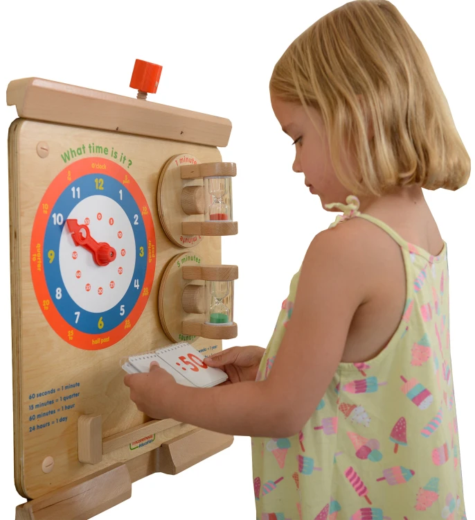 Nauka odczytywania zegara MASTERKIDZ 55 — front tablicy ściennej Flex z czytelnymi cyframi i ruchomymi wskazówkami
