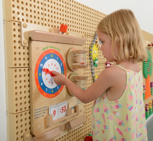 Zbliżenie na ruchome wskazówki i mechanizm tarczy Tablica Edukacyjna Flex MASTERKIDZ, detal ułatwiający lekcje czasu