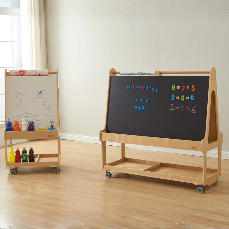 Dwustronna funkcja: strona kredowa i suchościeralna tablicy MASTERKIDZ 3w1 w rozłożonej pozycji