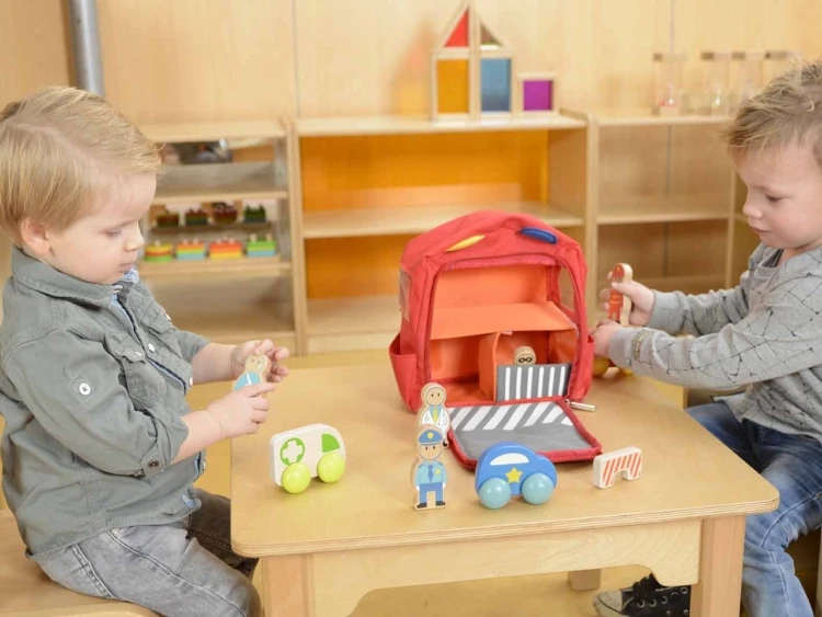 Plecak rozłożony z góry — organizacja przegródek Centrum Ratunkowe oraz ułożenie akcesoriów MASTERKIDZ