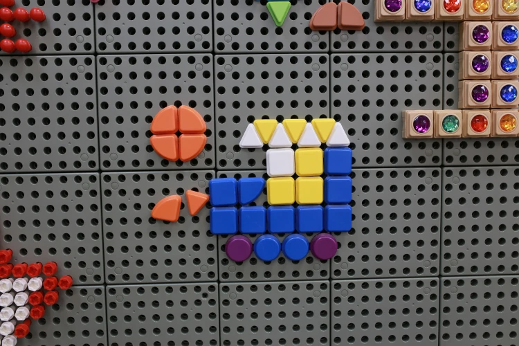 Opakowanie i wkład zestawu kołeczków MASTERKIDZ 64szt — elementy przygotowane do pracy z tablicami STEM