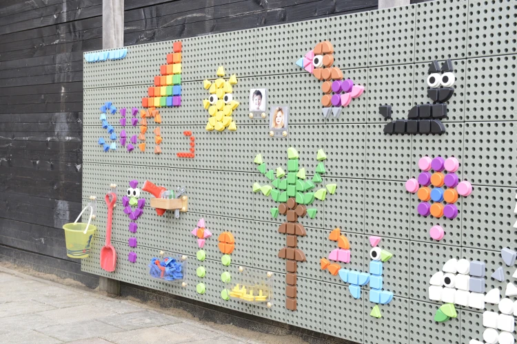 Kołeczki rozsypane na stole — przegląd elementów zestawu MASTERKIDZ 64szt gotowych do układania