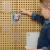 Etui MASTERKIDZ z włożonymi kartami i zdjęciami — pokaz ułożenia kieszonek w poziomie