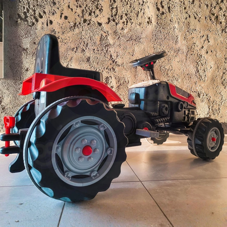 Traktor WOOPIE w akcji - widok z boku pokazujący kształt nadwozia i ustawienie kół podczas jazdy