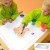 Taca do malowania MASTERKIDZ 55 — zbliżenie na gładką, drewnianą powierzchnię i krawędzie tacy