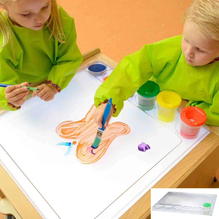 Taca do malowania MASTERKIDZ 55 — zbliżenie na gładką, drewnianą powierzchnię i krawędzie tacy