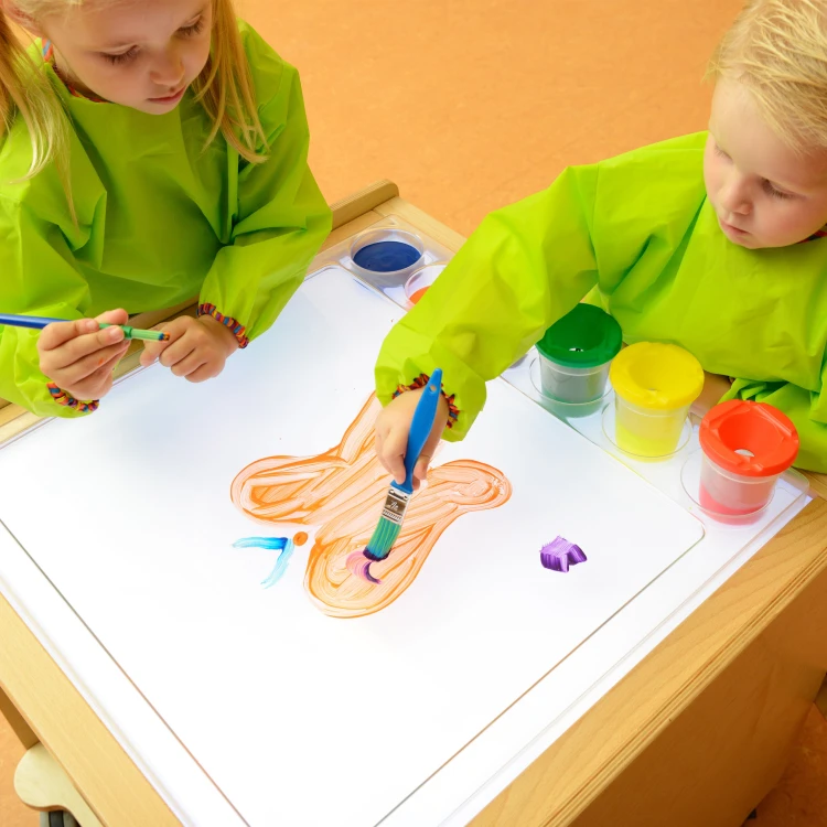 Detal narożnika tacy MASTERKIDZ 55 — widoczne wykończenie krawędzi i rysunek słojów drewna