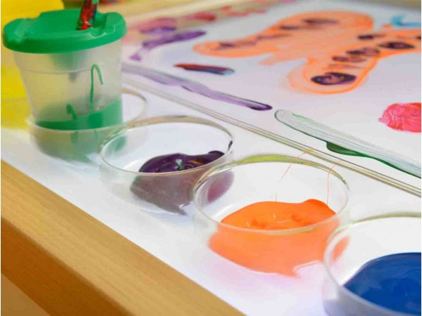 Zbliżenie wewnętrznej części tacy MASTERKIDZ 55 — gładka powierzchnia przeznaczona do malowania