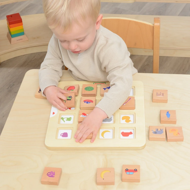 Detale sylwetek cieni na kartach — rozpoznawanie kształtów w grze MASTERKIDZ dla najmłodszych.