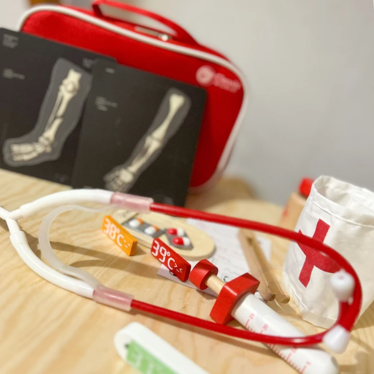 Rękojeść i zatrzask walizki widoczne z boku — walizka małego doktora w naturalnym drewnie