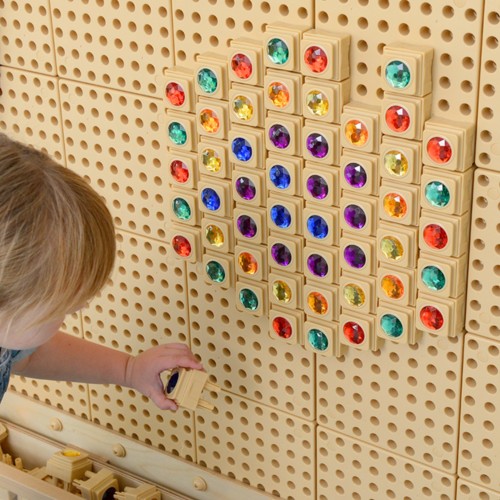 Zbliżenie na akrylowe diamenciki MASTERKIDZ — połysk i różnorodne kształty widoczne z bliska