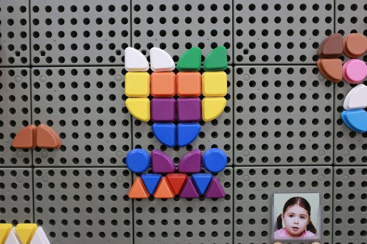 Widok z bliska na kolorowe trójkąty i kwadraty z zestawu Geometryczne Elementy marki MASTERKIDZ 55