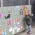 Ręka dziecka układa wzór z kolorowych elementów, edukacyjna zabawa z Geometrycznymi Elementami MASTERKIDZ