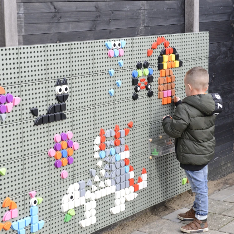 Ręka dziecka układa wzór z kolorowych elementów, edukacyjna zabawa z Geometrycznymi Elementami MASTERKIDZ