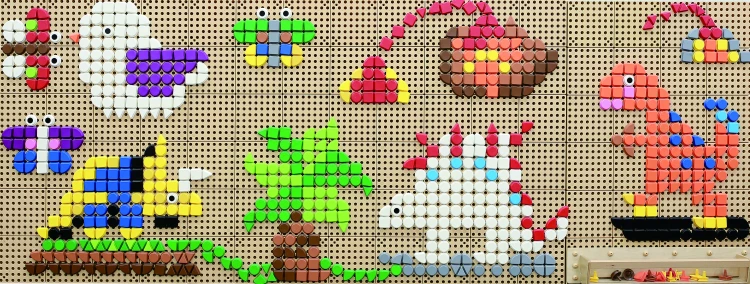 Ułożone wzory z geometrycznych elementów przy tablicy — zastosowanie edukacyjne MASTERKIDZ 55