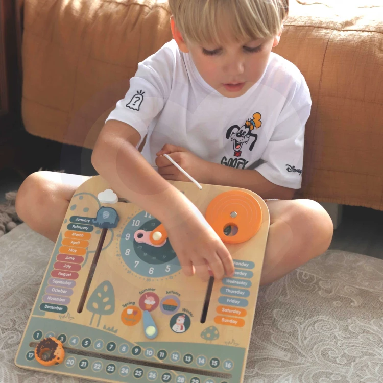 Zbliżenie na tarczę zegara VIGA PolarB — drewniane wskazówki i czytelne cyfry w konwencji Montessori