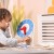 Zegar edukacyjny VIGA w stylu Montessori ustawiony na stole — naturalne drewno i prosty, czytelny design