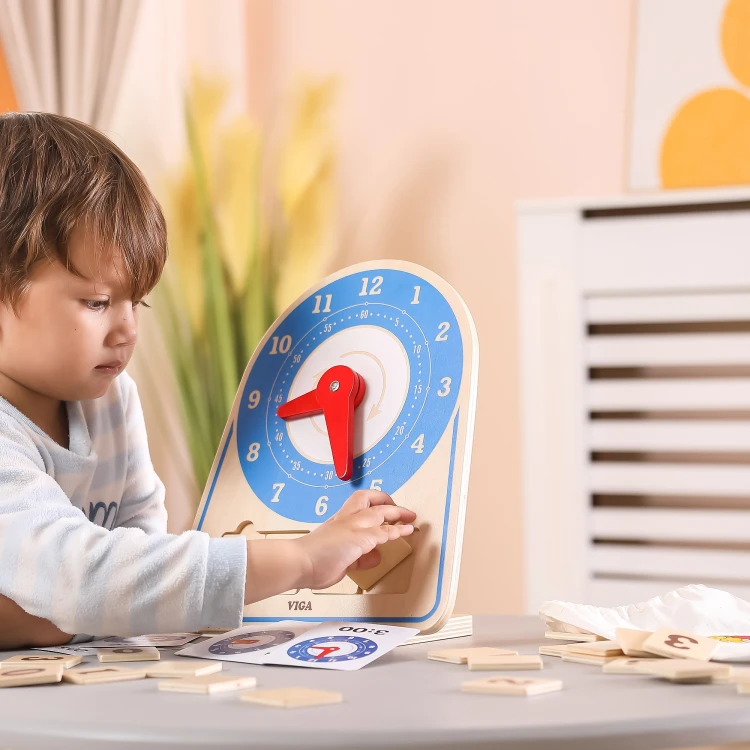 Zegar edukacyjny VIGA w stylu Montessori ustawiony na stole — naturalne drewno i prosty, czytelny design