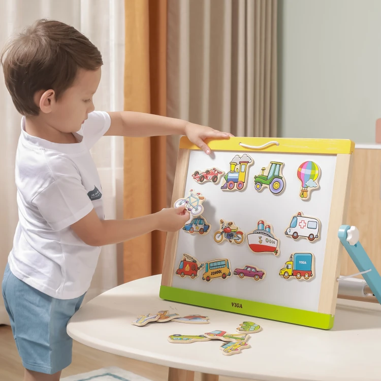 Widok z góry na drewniane pojazdy VIGA — magnetyczne elementy ułożone na stole, kolor i kształt wyraźne