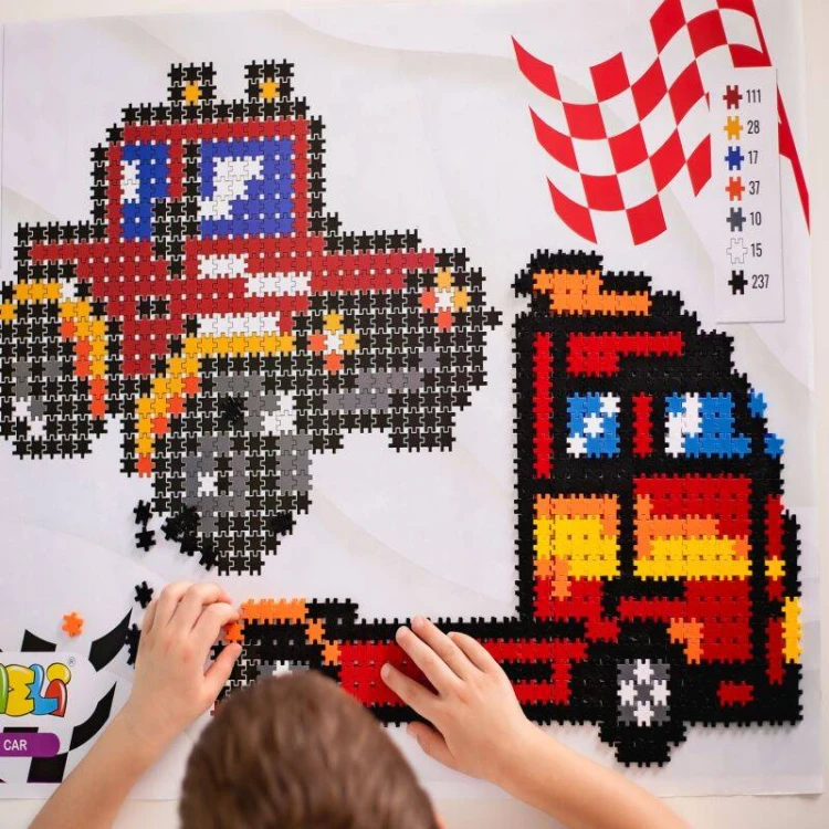 Komplet trzech gotowych modeli: wyścigówka, jeep i ciężarówka z zestawu Meli Minis Car, pokaz możliwości zestawu 3w1.