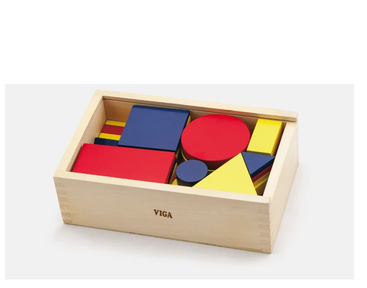 Klocki edukacyjne Viga Toys w użyciu — układanie figur geometrycznych podczas zabawy metodą Montessori