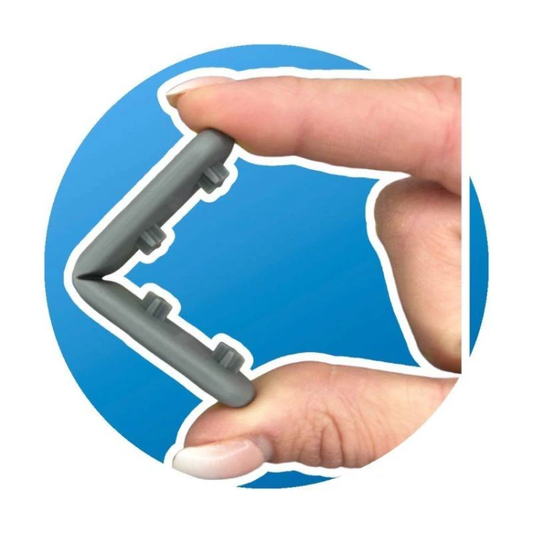 Kilka ułożonych konstrukcji 3D wykonanych z pasków Mublo, ilustracja możliwości tworzenia form przestrzennych.