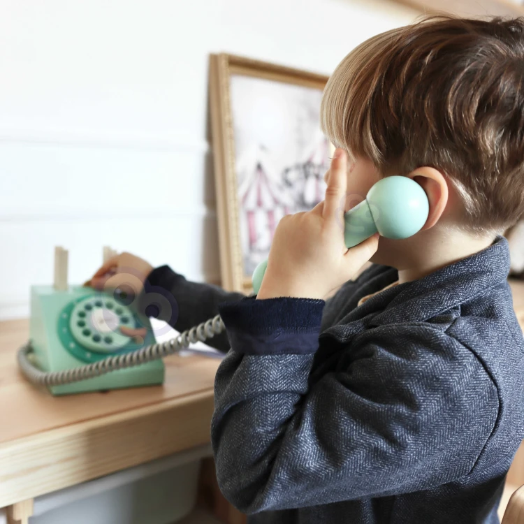 Widok z boku klasycznego drewnianego telefonu CLASSIC WORLD - słuchawka zawieszona na przewodzie, widoczna struktura drewna