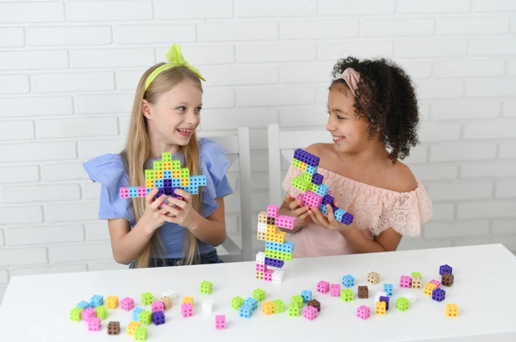Opakowanie kartonowe zestawu Klocki Meli Cube Pink z widocznym wnętrzem i rozmieszczeniem 50 elementów.