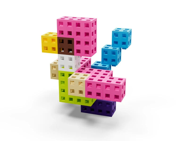 Klocki Meli Cube Pink w różnych aranżacjach edukacyjnych, ilustrujące zastosowanie na zajęciach przedszkolnych i domowych.